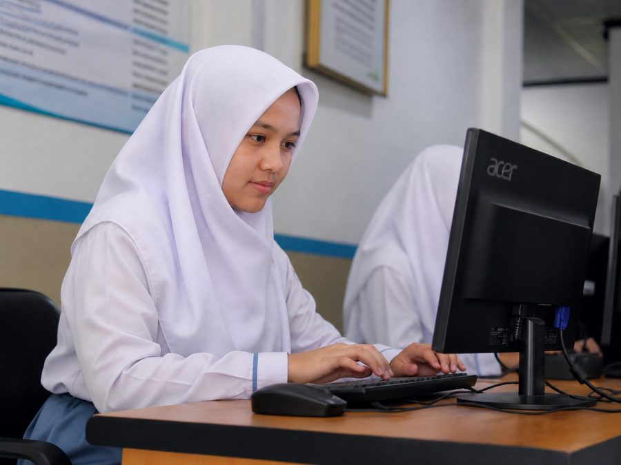 Kegiatan belajar siswa di laboratorium komputer
