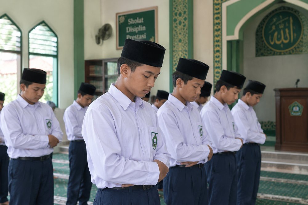 Siswa melaksanakan salat berjamaah